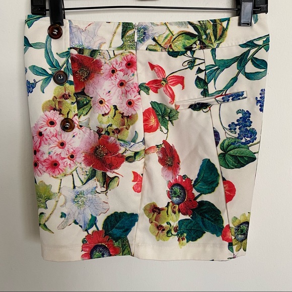 Banana USA, High Waisted Floral Shorts. Size: Small - Picture 1 of 8